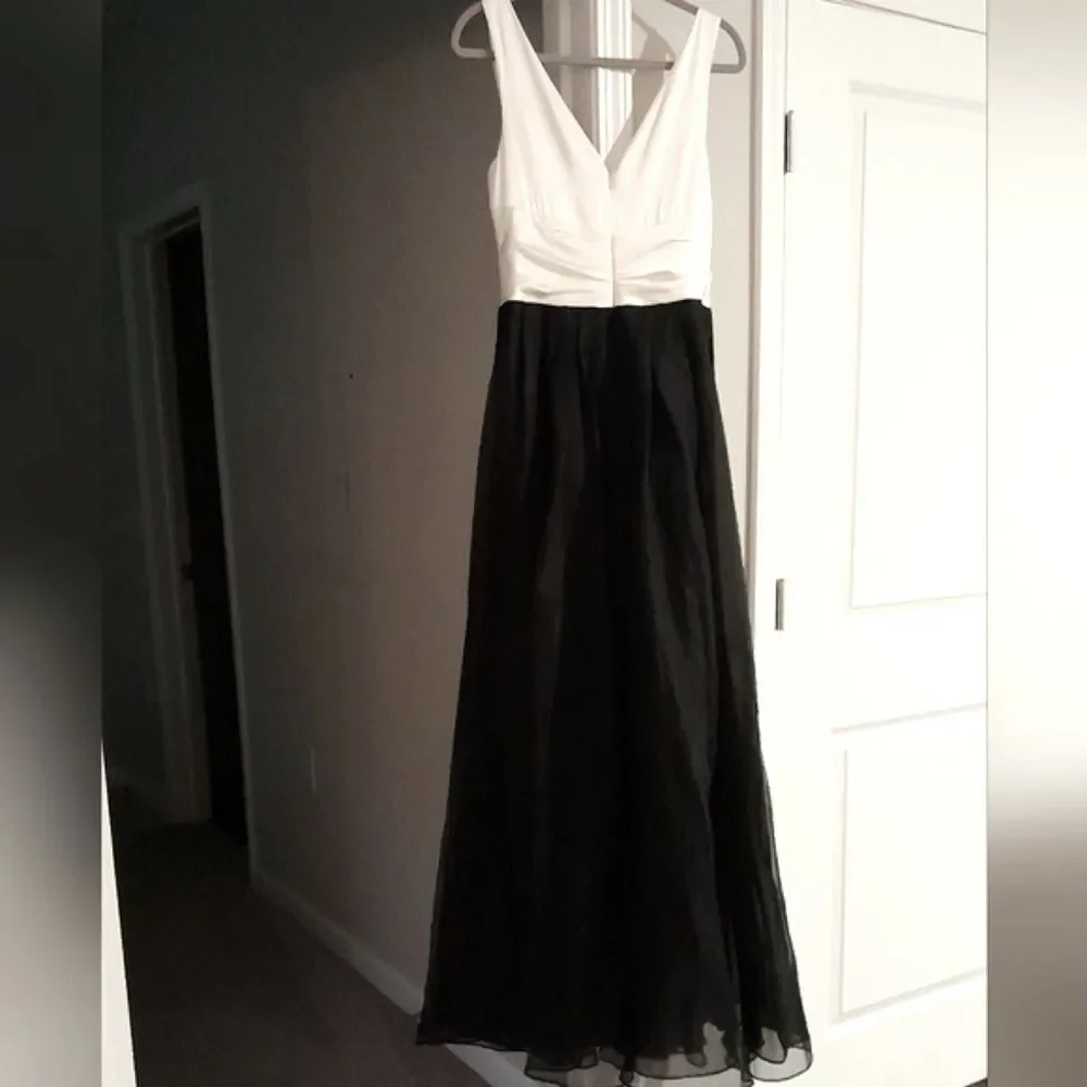 Vera Wang Formal Gown - Picture 2 of 9